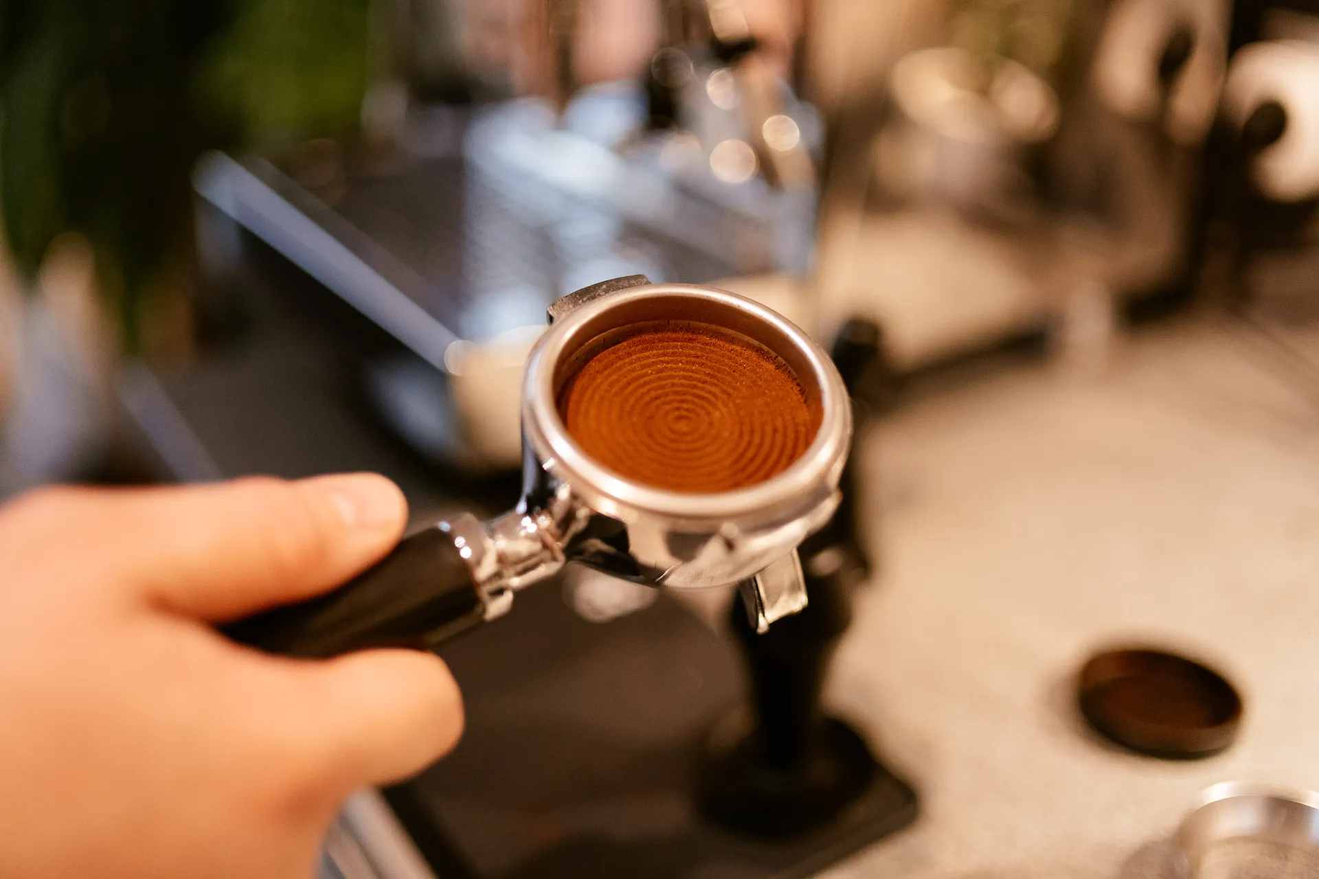 Perfekt verteiltes Kaffeemehl im Siebträger