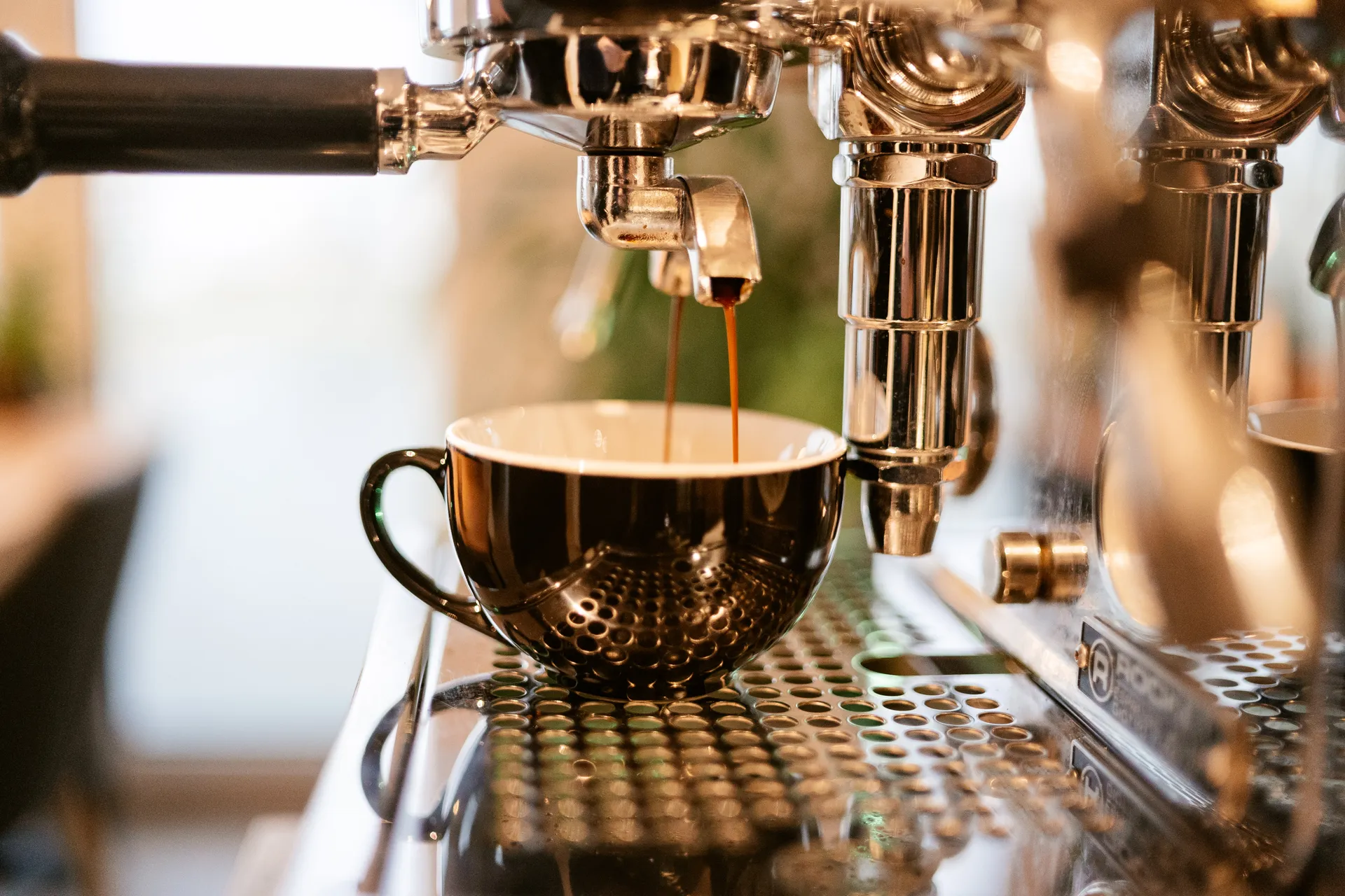 Espresso fließt aus der Siebträgermaschine in eine Tasse