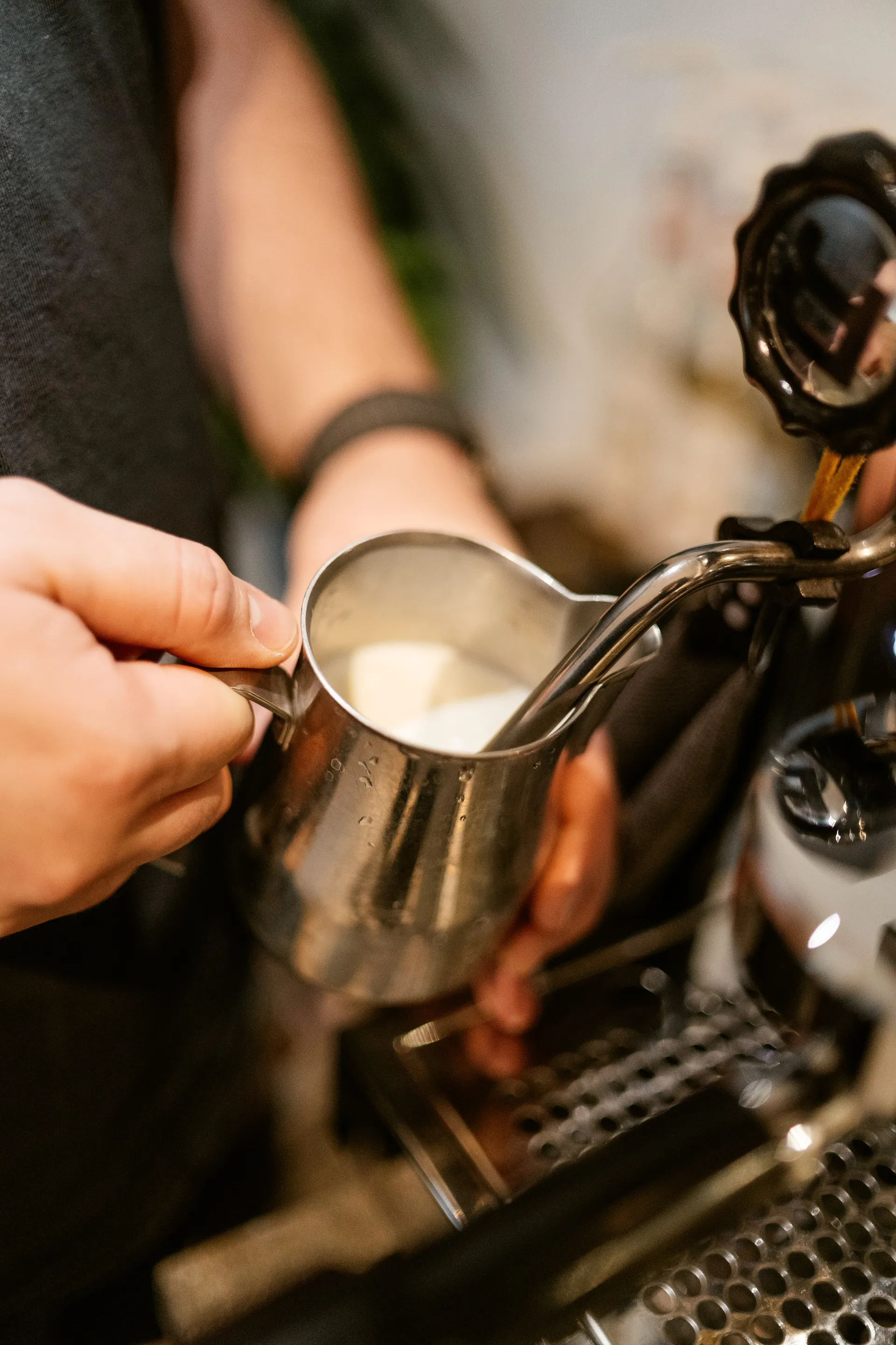 Milch wird aufgeschäumt