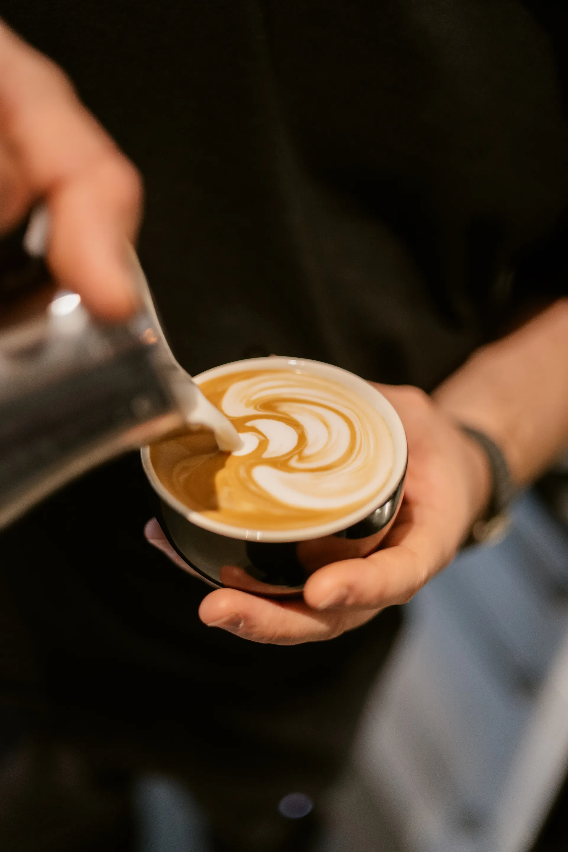 Latte Art wird in eine Tasse gegossen