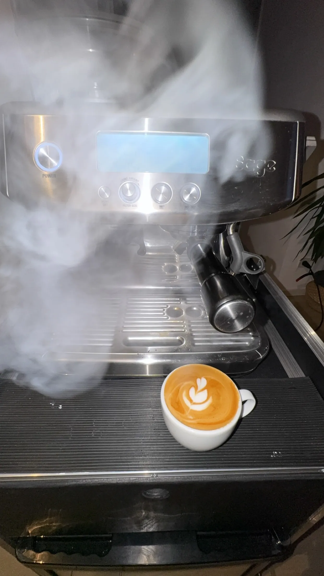 Kaffeemaschine mit Latte Art im Büro