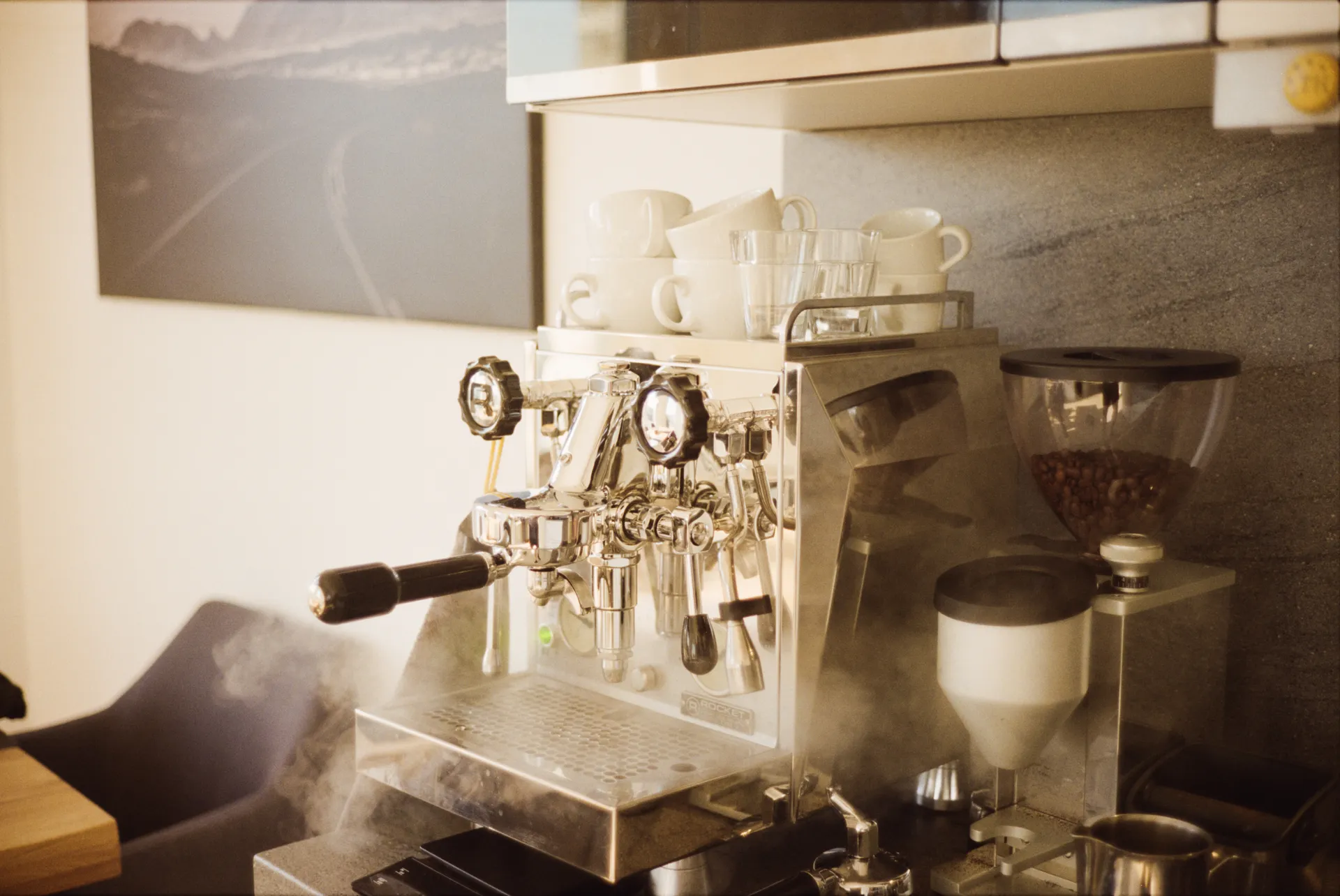 Professionelle Espressomaschine mit Mühle im Einsatz